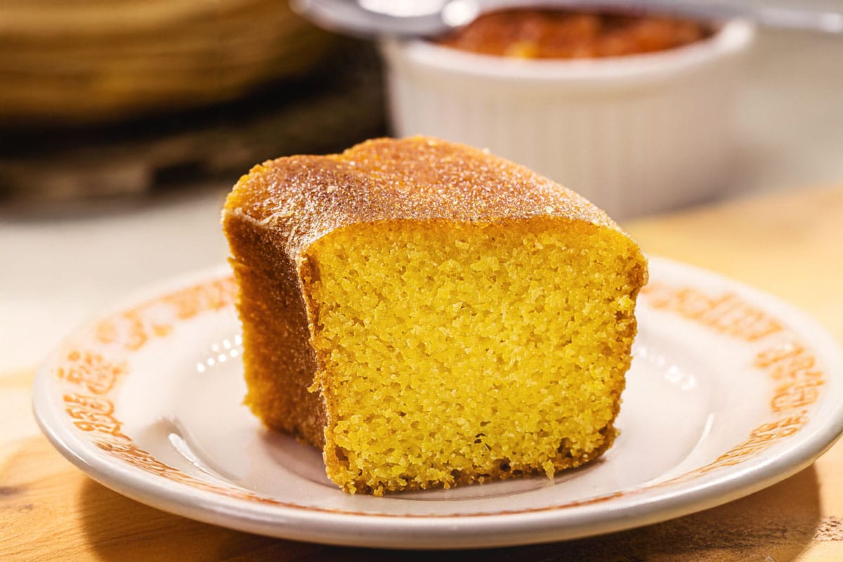 Bolo de Fubá Simples e Fofinho com Erva-doce